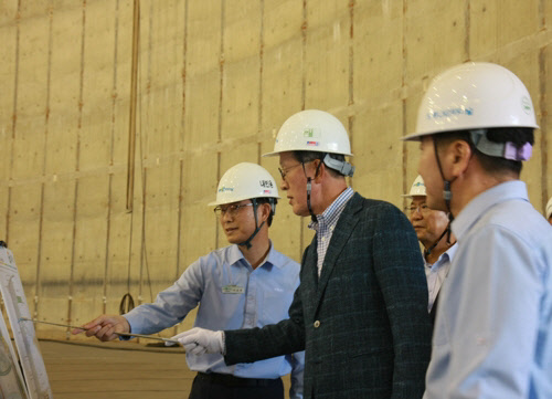 허창수 GS 회장(가운데)이 17일 충남 보령군 보령LNG터미널을 방문해 저장탱크 5호기 현장을 둘러보고 진척현황을 점검하고 있다. [GS 제공]